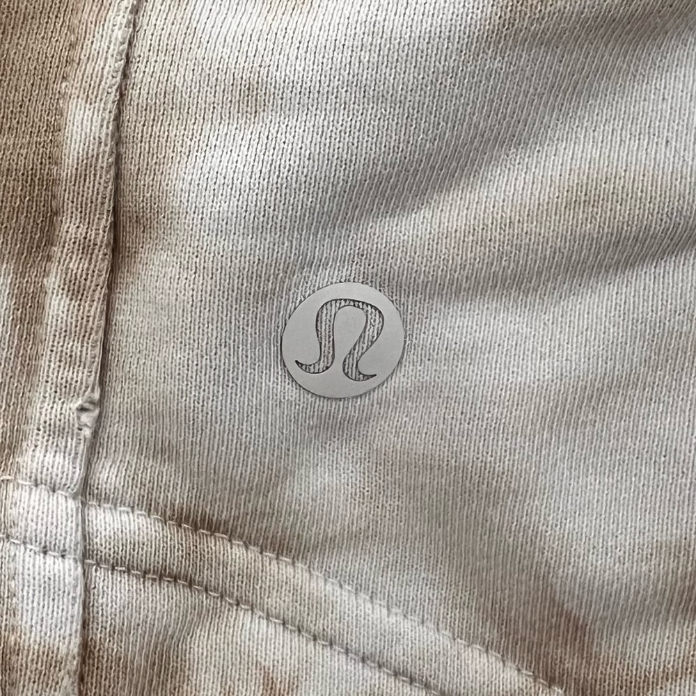 brown tye dye lululemon shorts 🤎
